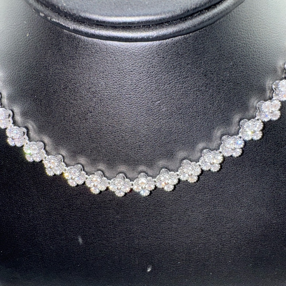 Clover Necklace - Picture 6 of 9